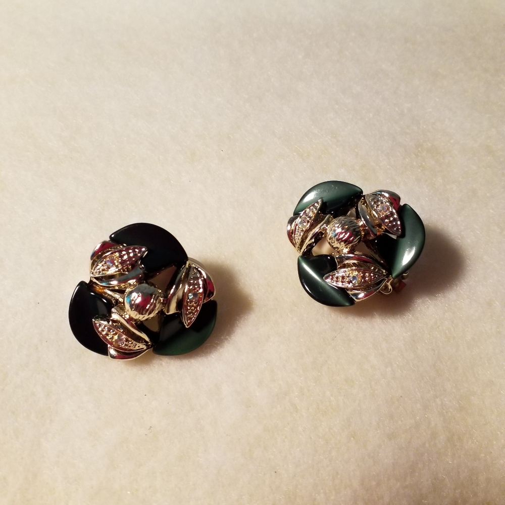 Green and Goldtone clip on earring